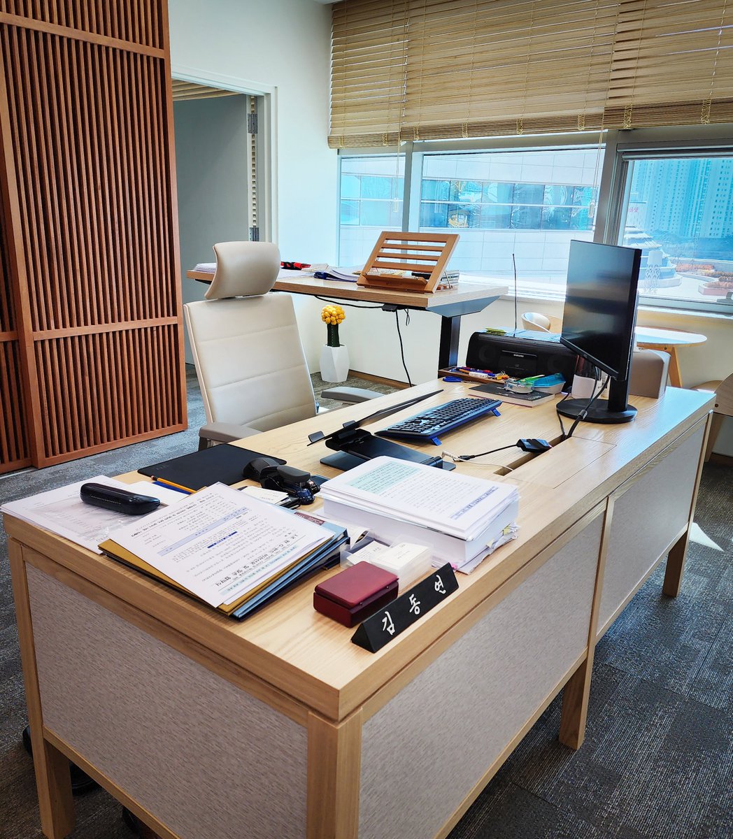 <2월 22일 트윗을 사진 변경하여 재업로드합니다>
검찰이 경기도청을 압수수색했습니다. 도지사 사무실에 있는 제 컴퓨터까지 포렌식했습니다.
대통령의 뜻인지 묻지 않을 수 없습니다.
대한민국 시계를 얼마나 거꾸로 돌리려고 합니까? 이런 무도함이 계속된다면 국민은 결코 좌시하지 않을 것입니다.