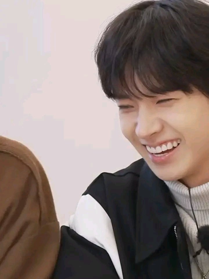 What a lovely smile:>