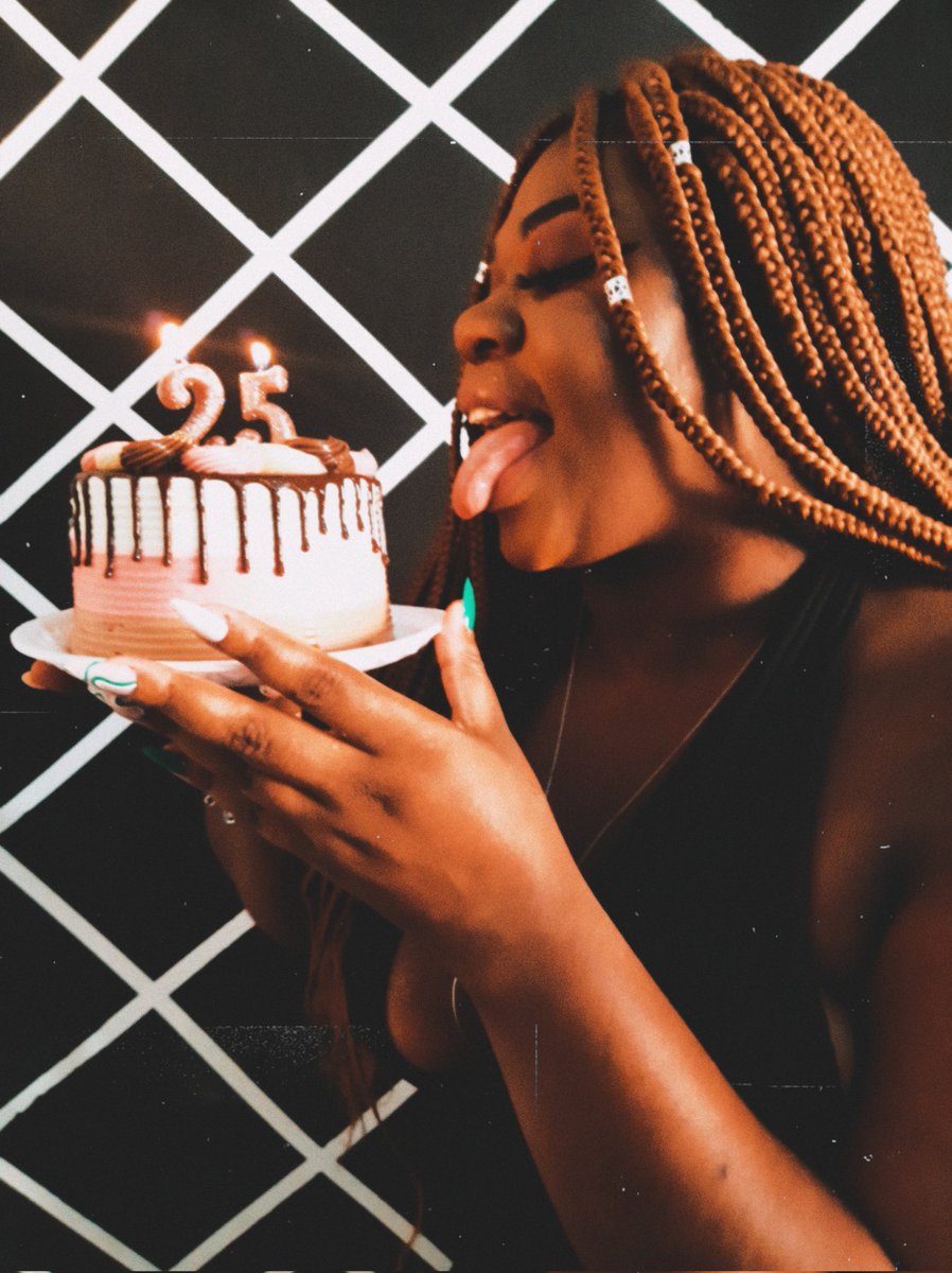 Maysilva2525's tweet photo. Happy bday for me! Obrigada meu Deus por mais um ano! Hoje, quero ser melhor que ontem e ser imensamente feliz por saber que venho crescendo a cada dia mais. Hoje quero só agradecer por Deus abençoar o meu caminho.. 🥳🎂✨ https://t.co/fevhvQNYvX