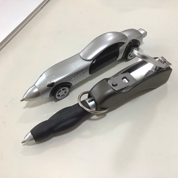 自分が文具周辺に求めるものは、便利>面白い>カッコいい>>可愛い>>>>>>綺麗>>>>>>>>おしゃれであるらしい変形したり水に溶けたり消えたり象が踏んでも壊れなかったりがいいんだい爪切りギミックペンかっこいい! #文具マーケット #文具マーケット第2回 #五反田TOC #イロモノ文具 