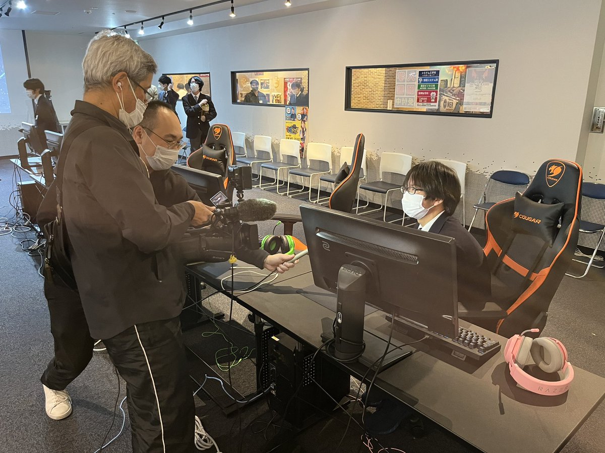 clarkkagoshima's tweet image. エキシビションマッチでチーム最多killを記録した生徒がTV局の方にインタビューしていただきました！（☝ ՞ਊ ՞）☝

本番も頑張ってください！！💪(´･_･`💪)

 #KBCC
 #クラーク国際
 #eスポーツ
 #高専交流戦