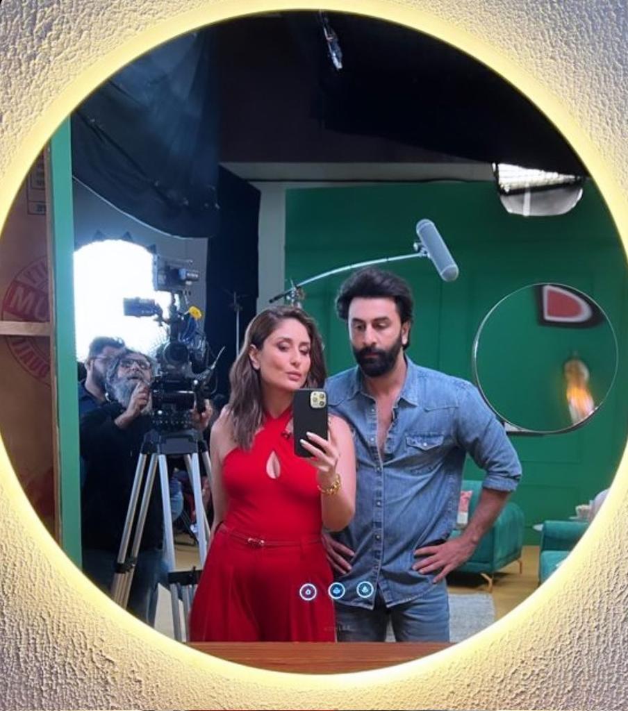 When they say #StrikeAPose, you pout! 

#KareenaKapoor clicks a mirrorfie with cousin #RanbirKapoor 

#KareenaKapoorKhan #Kareena #RanbirKapoor𓃵 #FamJam #Selfie #RanbirKapoorFans #Bollywood