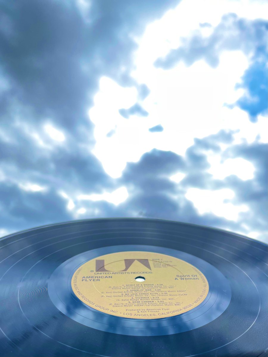 GKuniii's tweet photo. 昼レコード（中音量🔉）
空がとてもよく似合う1枚🌤
タイトル曲『Spirit of a Woman』の爽やかさたるや✨
https://t.co/eU3YdOfRAE 
エリック・ジャスティン・カズのメロディは素敵です
#vinylrecords #CraigFuller #EricKaz #SteveKatz #DougYule #イマソラ #レコード https://t.co/whHZpmXRzf