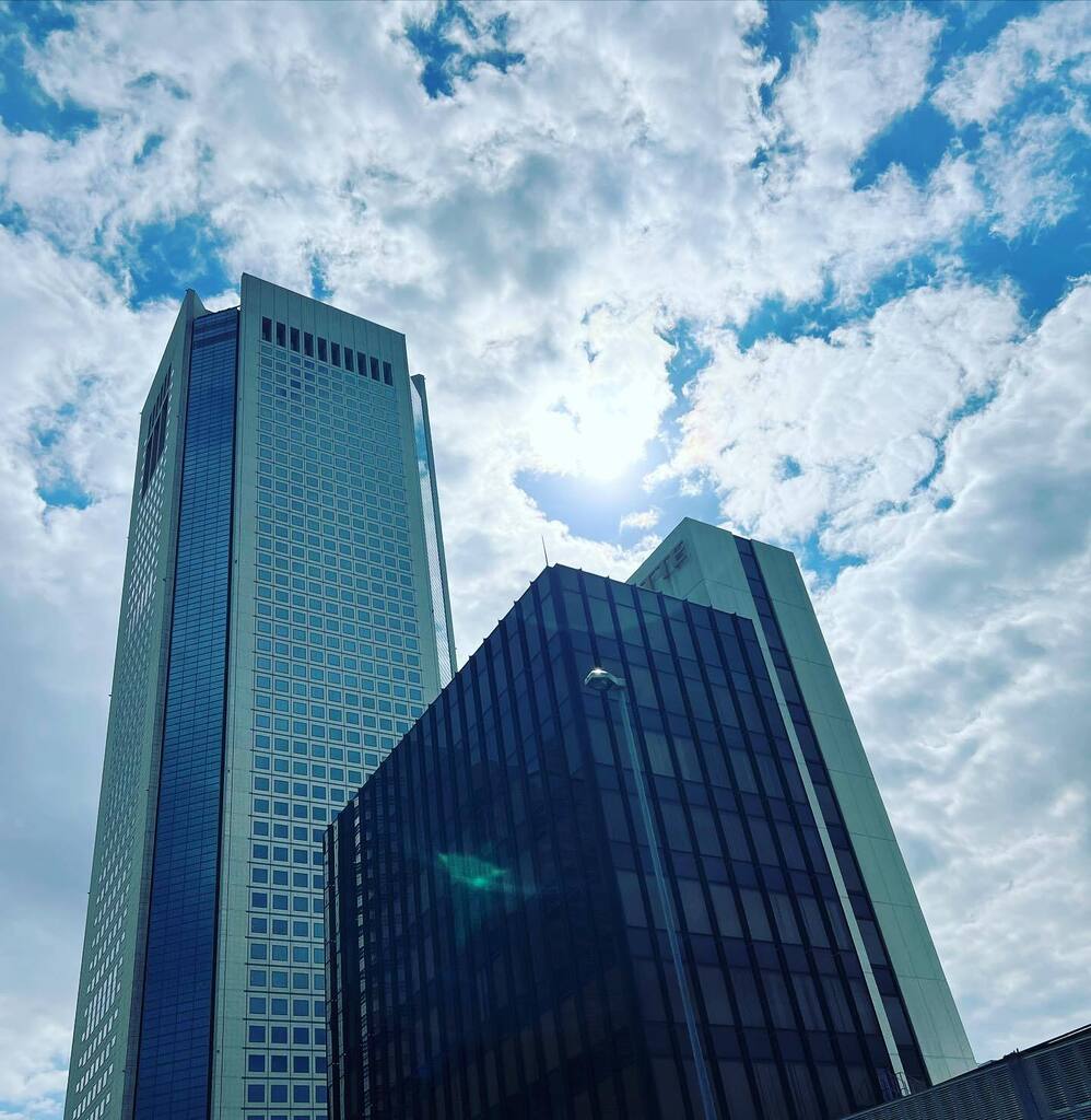 twintrival's tweet photo. 休暇だってのにオペラシティの真下を通過する流れ。#sky #イマソラ #cloud #sun #tower #Operacity https://t.co/vnPX7hCOgV