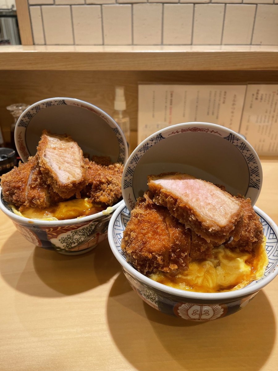 GoodbyeMoney1's tweet photo. ข้าวไข่ข้นทงคัตสึ ที่หมูชิ้นหนาฉ่ำโบ๊ะมาก ไข่ข้นฉ่ำๆ ร้านนี้ใช้เวลาค่อคิวไป 1 ชั่วโมง ไม่เสียดายเวลาเลย ใครมาโตเกียวแนะนำเลยชื่อร้าน hajime  ลง JR nihonbashi ปล. ว่าแต่ทำไมต้องมีชามมาปักไว้อีกด้าน นะ #รีวิวญี่ปุ่น #อร่อยบอกต่อ  @aroii https://t.co/c4dRPmhYGS