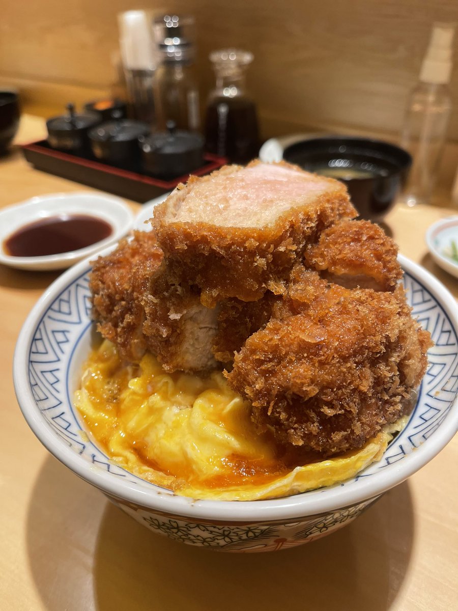 GoodbyeMoney1's tweet photo. ข้าวไข่ข้นทงคัตสึ ที่หมูชิ้นหนาฉ่ำโบ๊ะมาก ไข่ข้นฉ่ำๆ ร้านนี้ใช้เวลาค่อคิวไป 1 ชั่วโมง ไม่เสียดายเวลาเลย ใครมาโตเกียวแนะนำเลยชื่อร้าน hajime  ลง JR nihonbashi ปล. ว่าแต่ทำไมต้องมีชามมาปักไว้อีกด้าน นะ #รีวิวญี่ปุ่น #อร่อยบอกต่อ  @aroii https://t.co/c4dRPmhYGS