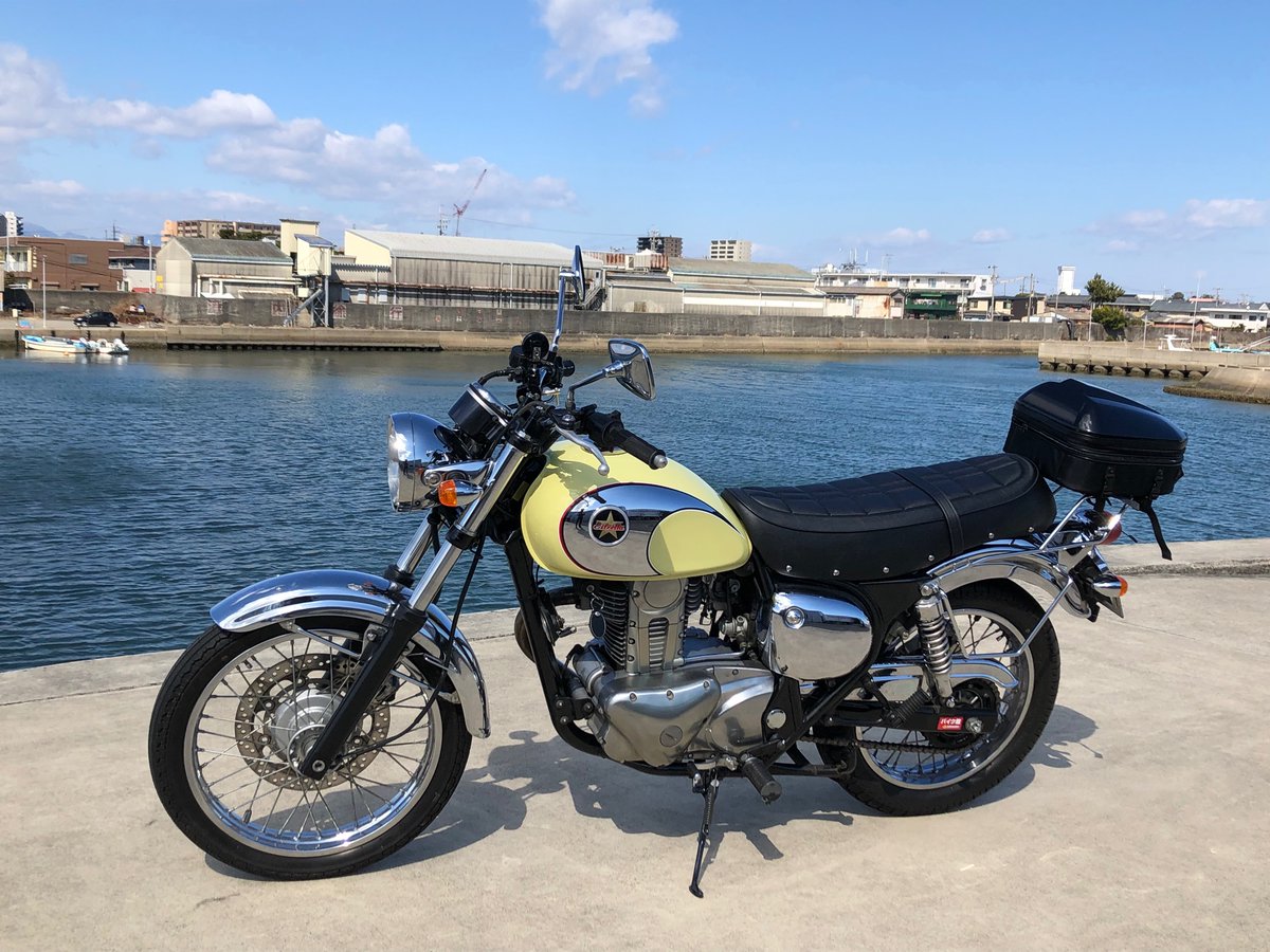 mizzi_moto's tweet image. 2ヶ月ぶりだけど，チョークさえ使えばエンジン普通にかかる18年落ちエストレヤ優秀過ぎる😇
午後はまた家族サービスなので今日は充電だけ🔌🔋目的の散歩です
風は冷たいですが電熱系使わなくても短時間なら全く問題なし😊気持ちいいですよ〜

#エストレヤ
#キャブ車
#白子漁港