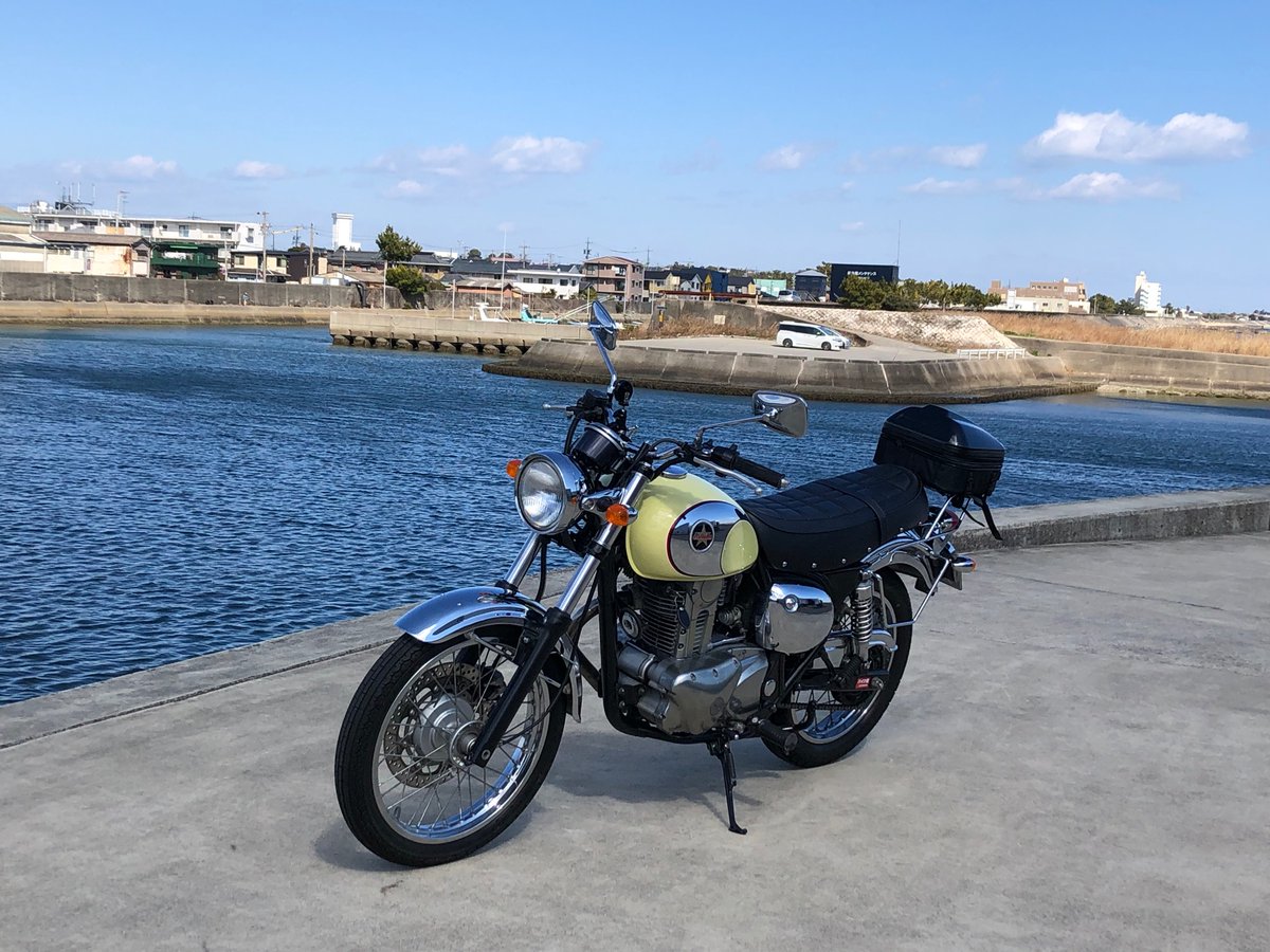 mizzi_moto's tweet image. 2ヶ月ぶりだけど，チョークさえ使えばエンジン普通にかかる18年落ちエストレヤ優秀過ぎる😇
午後はまた家族サービスなので今日は充電だけ🔌🔋目的の散歩です
風は冷たいですが電熱系使わなくても短時間なら全く問題なし😊気持ちいいですよ〜

#エストレヤ
#キャブ車
#白子漁港