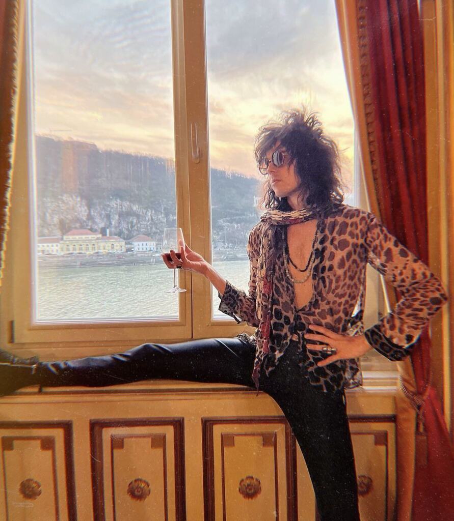 Cheers to the weekend 🍷 @andrewberkeleymartin showing us how it’s done in the Paradise City long skinny scarf 🥀