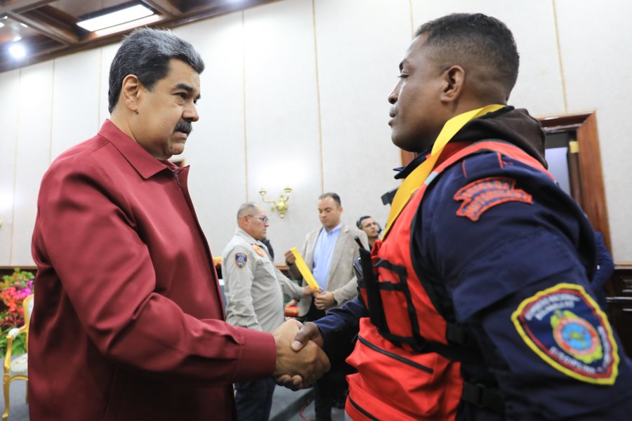NacionalZulia's tweet photo. #AHORA| Presidente @NicolasMaduro: "Que orgullo sentí cuando ví la bandera de Venezuela en Türkiye, una bandera que va ha salvar vida, que va ha tender su mano. 
¡Orgulloso de nuestra bandera Patria! "

@delcyrodriguezv @JosueLorcaV https://t.co/tnbILYnNsZ