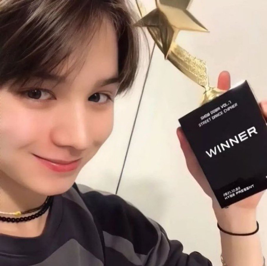 เด็ก ๆ trainee A เอชนะที่ 1 การแข่งขันรายการ showdown (เอาเทรนนีของ hybe แจ่ละค่ายมาแข่งกัน) มาหลายรางวัล แต่เด็กที่กำลังจะได้เดบิวต์ในบริษัทกลับไม่ใช่เด็กกลุ่มนี้ 😬😬

#traineeA