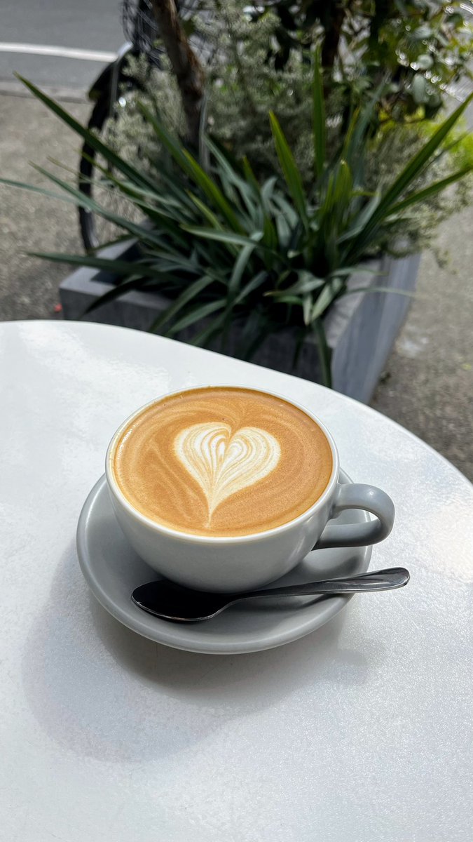 newworkfun's tweet photo. 今日は高円寺のRAD BROS CAFEへ
PASS有WiFi、一部電源席あり
こんじんまりとしたカフェ（コーヒースタンド）
電源WiFi完備だが長時間の作業には向かない
土曜日というのもあって混雑していたので平日に再訪しようと思う
#カフェ巡り #作業カフェ https://t.co/urKZ1lQXsi