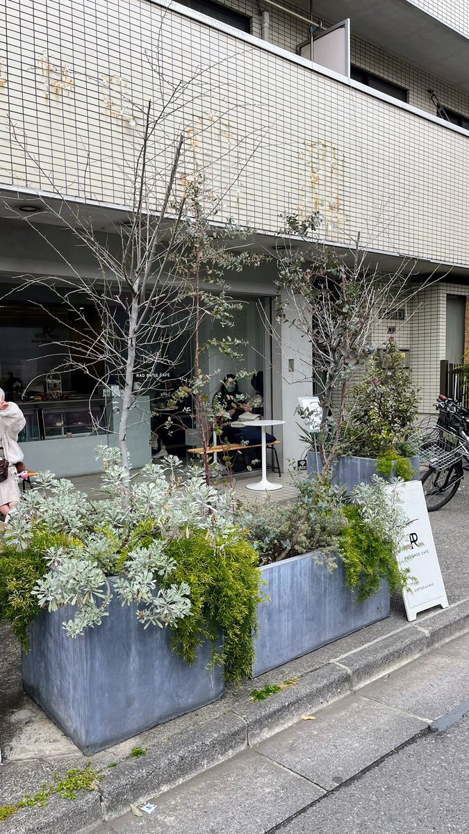 newworkfun's tweet photo. 今日は高円寺のRAD BROS CAFEへ
PASS有WiFi、一部電源席あり
こんじんまりとしたカフェ（コーヒースタンド）
電源WiFi完備だが長時間の作業には向かない
土曜日というのもあって混雑していたので平日に再訪しようと思う
#カフェ巡り #作業カフェ https://t.co/urKZ1lQXsi