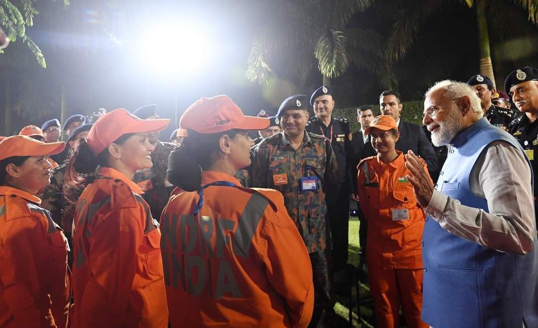 vikas_kr_gupta's tweet photo. Glimpses from the interaction with the human assistance and disaster relief personnel who were a part of #OPERATION_DOST https://t.co/ijkFtZdLUt