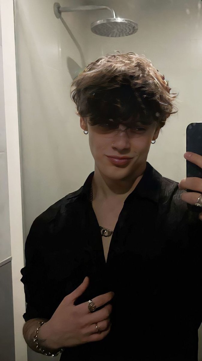 gaelvincentt's tweet photo. bueno hola, me llamo Gael sin apellido jdjs, soy de Brasil y tengo 22 años, soy algo nuevo en esto así que creo que me ayudarían dando fav y rt, y también pueden hablarme al dm, quiero hacer amigos, soy re buena onda. https://t.co/cHE1O1XBcd