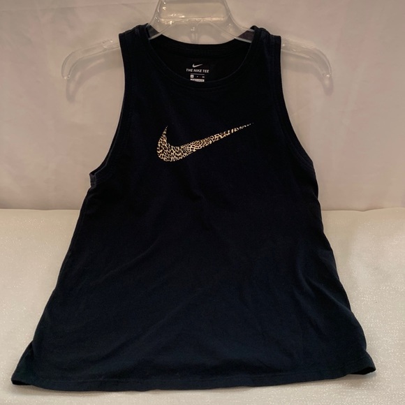 RedLipsSara's tweet photo. So good I had to share! Check out all the items I'm loving on @Poshmarkapp #poshmark #fashion #style #shopmycloset #nike #cloudisland #coldwatercreek: https://t.co/CW039tPG1F https://t.co/tilFbeRntj
