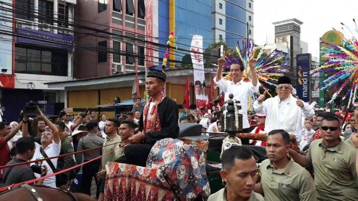 MbahnyaN's tweet photo. @Ivonedarm @ruhutsitompul Ini yang berkerumun lebih banyak lagi - yang rebutan foto juga banyak - kok kudanya anteng saja. Tergantung vibrasi dan aura yang numpang sih. Kalau hatinya hitam, kuda juga bisa membaca dan merasakannya. Aura hitam, gelap, pekat, penuh kemunafikan. https://t.co/n3QLJNniW0