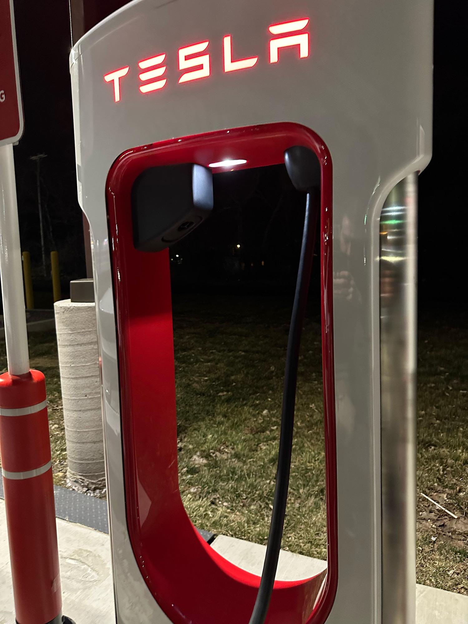 Tesla Magic Dock is Amazing (Charged R1T @ Red Hook NY Station