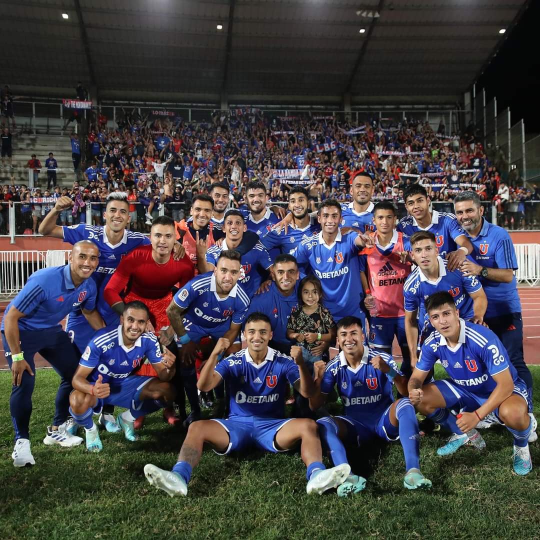 VeraGuinel's tweet photo. Grande la u toda su hinchada 💙❤️
#universidaddechile #UdeChile #losdeabajo #ldea #bulla #vamoslau https://t.co/ZPxNwaqekn