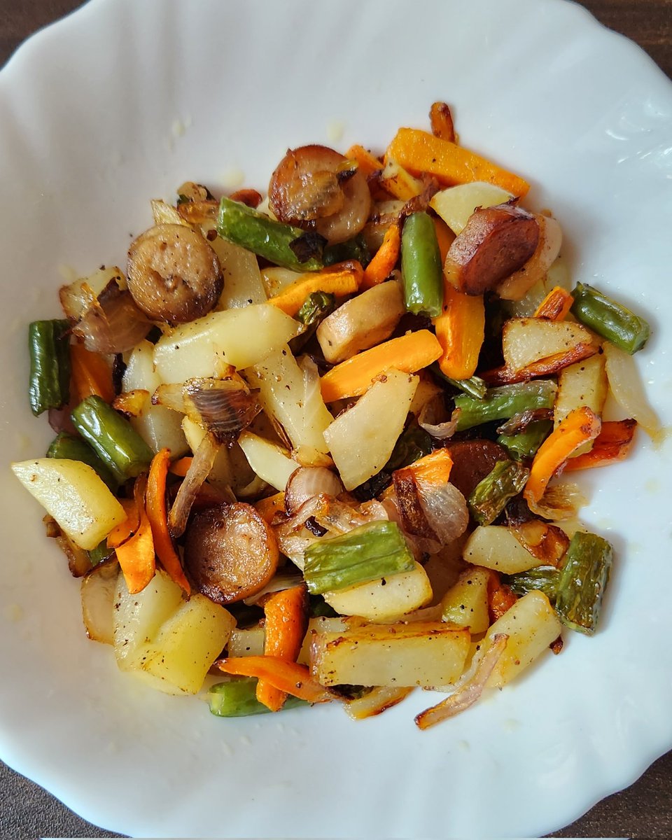 home_culinary's tweet photo. A vegetable stir fry with chicken sausage. #homeculinarycrafts #recipeideas https://t.co/fEHd8DMOfc
