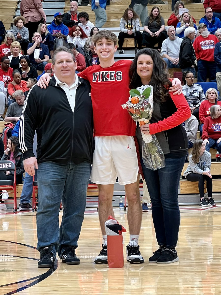 klhosler's tweet photo. Aric David #4 Senior Night ❤️🏀 https://t.co/i1kQA1GpUO