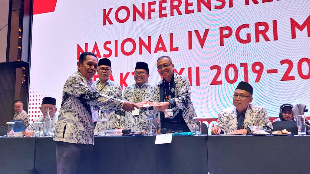 PBPGRI_OFFICIAL's tweet photo. Penyampaian pandangan dan laporan yg dilakukan oleh Pengurus PGRI di 34 provinsi. 

#PGRI https://t.co/D2gpLRkCTS