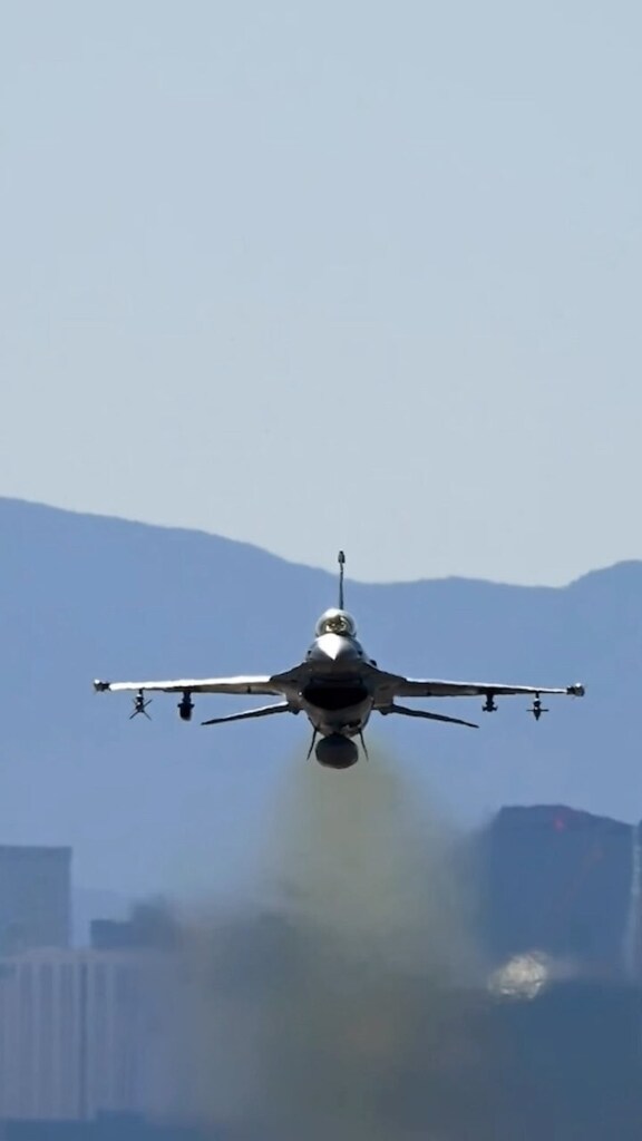 OwenAviation's tweet photo. What Block?
(Video by William Lewis
Nellis AFB Public Affairs)
#thedistance #cake #goingforspeed #heatwaves #plume #hotnessoverloaded #16 #block #comingatyou #comingattractions #thestrip #nellis #publicaffairs #pa #rightplacerighttime #righttime #spe… https://t.co/iEMMBe1As4 https://t.co/jFFOtvREND