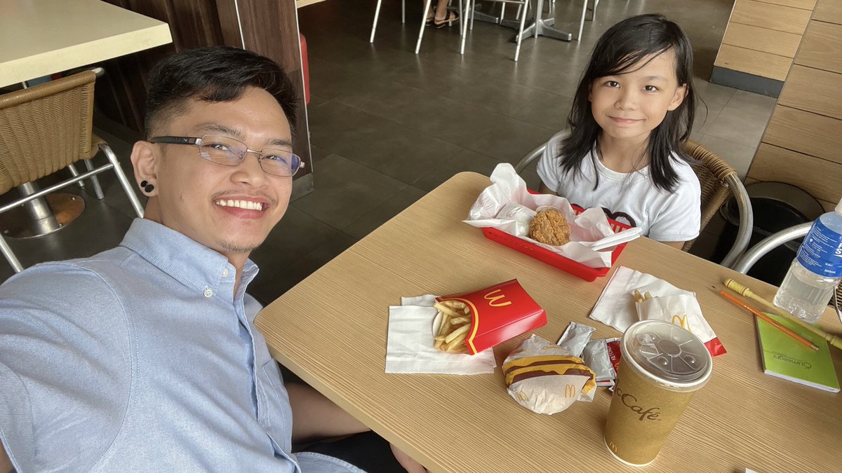 ricci_richy's tweet photo. #McDate - Until now, chimken mcdo pa din fave nitong kuting na to. Hihi. https://t.co/C49BIW1XuU