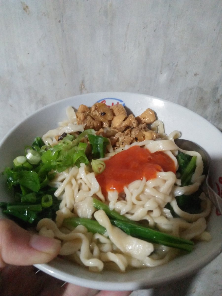 kerisbang's tweet photo. @FOODFESS2 1. Indomie telor balungan sayur + pilus
2. Mie ayam homemade
3. Jjajjangmyeon homemade (mienya pake kwetiau) 
4. Indomie pake uritan telor (telor ayam belom jadi) https://t.co/nT2HFQkOyQ