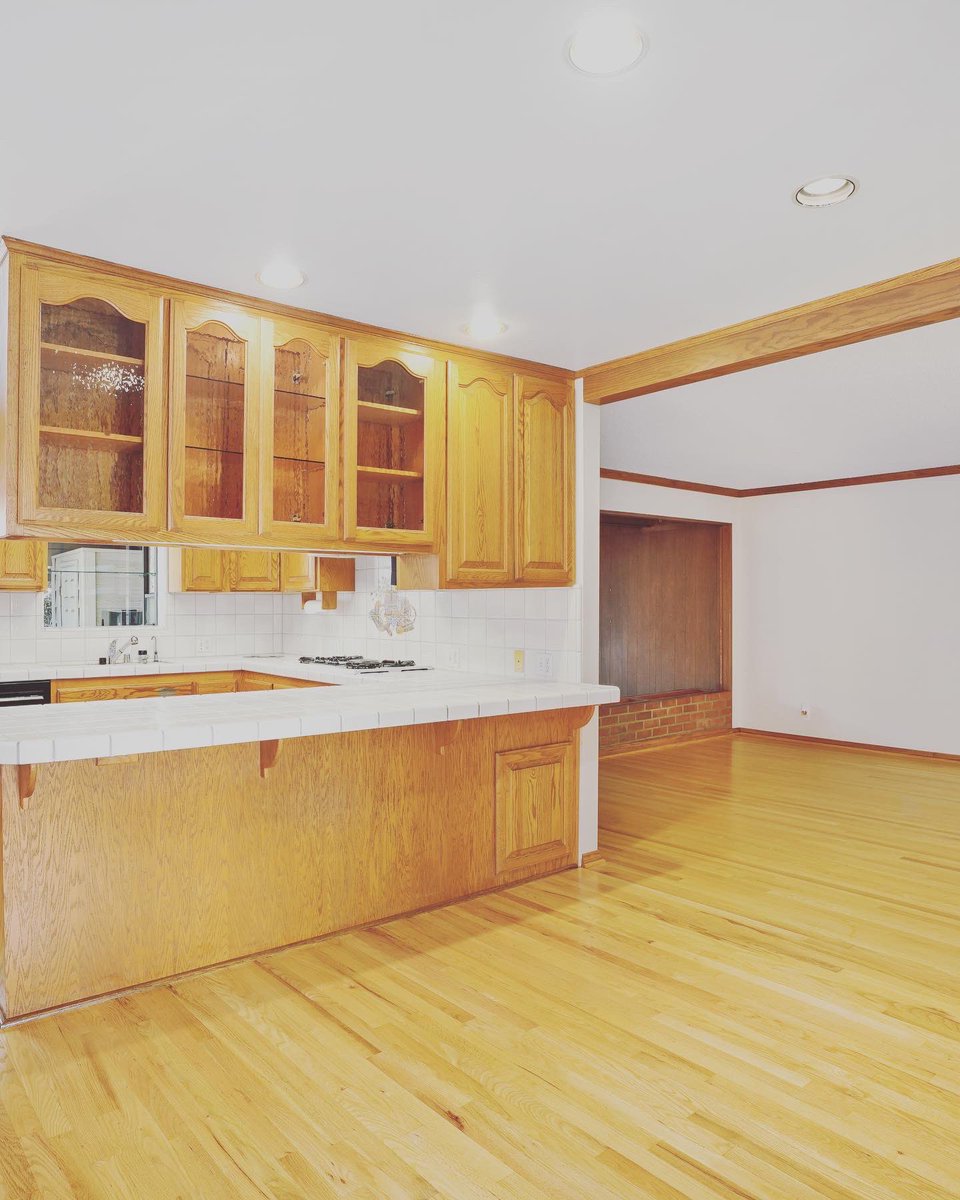carlosfitz's tweet photo. 💎JUST SOLD💎 12825 Stanwood Drive, Mar Vista 🏡 Congratulations to this wonderful ❤️family who trusted me with handling 👋 the sale of their longtime home ⌛️2023 is off to a solid start 🏃with more to come 🏡🏡🇲🇽☘️
#justsold #marvista #stanwood #compass #losangelesrealestate https://t.co/SFlErt1i6j