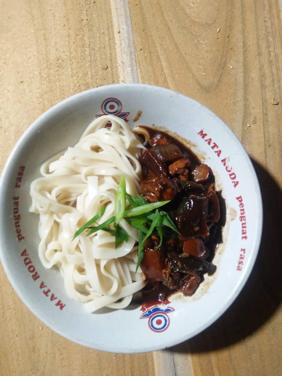 kerisbang's tweet photo. @FOODFESS2 1. Indomie telor balungan sayur + pilus
2. Mie ayam homemade
3. Jjajjangmyeon homemade (mienya pake kwetiau) 
4. Indomie pake uritan telor (telor ayam belom jadi) https://t.co/nT2HFQkOyQ