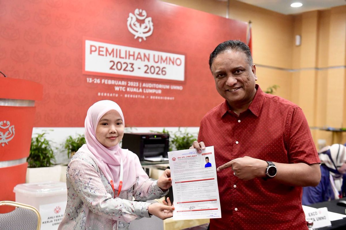 reezal_merican's tweet photo. Assalamualaikum dan salam sejahtera,
Alhamdulillah pada pagi ini, 25 Februari 2023 bersamaan 4 Syaaban 1444H, saya telah mengemukakan borang pencalonan untuk bertanding jawatan Naib Presiden UMNO dalam pemilihan 2023-2026 ini.
#DSRM #ReezalMerican
#UmnoDuluKiniDanSelamanya https://t.co/xueJ0i7zv0