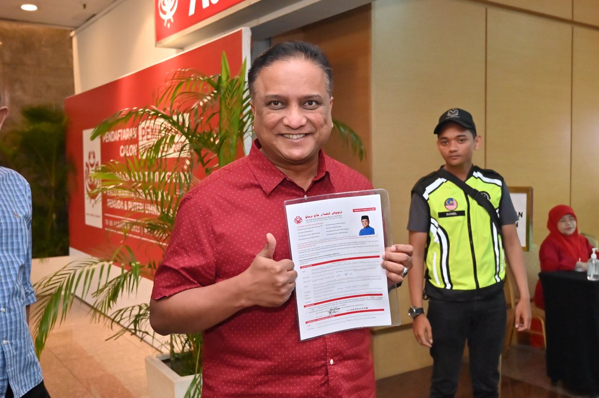 reezal_merican's tweet photo. Assalamualaikum dan salam sejahtera,
Alhamdulillah pada pagi ini, 25 Februari 2023 bersamaan 4 Syaaban 1444H, saya telah mengemukakan borang pencalonan untuk bertanding jawatan Naib Presiden UMNO dalam pemilihan 2023-2026 ini.
#DSRM #ReezalMerican
#UmnoDuluKiniDanSelamanya https://t.co/xueJ0i7zv0