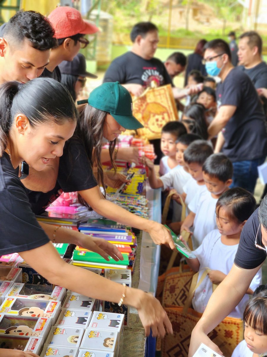 trinitait89's tweet photo. Thank you to the lovely helpers today! 😍 @Yassizzle @issapressman @gabvalenciano @KianaVee

#funaticsgiveback #heartofgiving https://t.co/8rDiBgWtT6