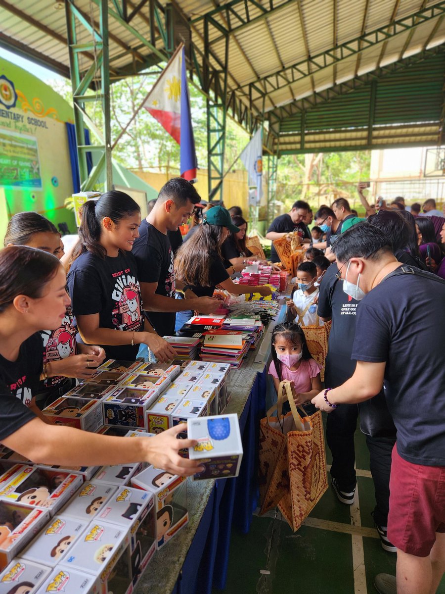 trinitait89's tweet photo. Thank you to the lovely helpers today! 😍 @Yassizzle @issapressman @gabvalenciano @KianaVee

#funaticsgiveback #heartofgiving https://t.co/8rDiBgWtT6