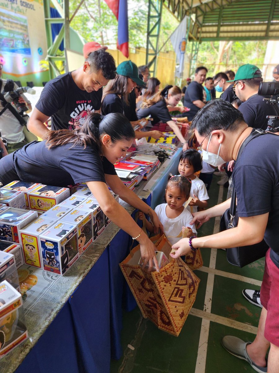 trinitait89's tweet photo. Thank you to the lovely helpers today! 😍 @Yassizzle @issapressman @gabvalenciano @KianaVee

#funaticsgiveback #heartofgiving https://t.co/8rDiBgWtT6