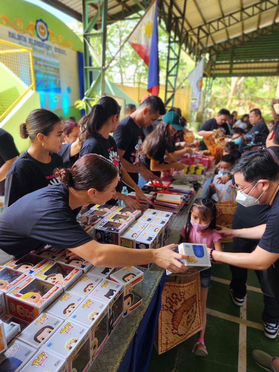 trinitait89's tweet photo. Thank you to the lovely helpers today! 😍 @Yassizzle @issapressman @gabvalenciano @KianaVee

#funaticsgiveback #heartofgiving https://t.co/8rDiBgWtT6