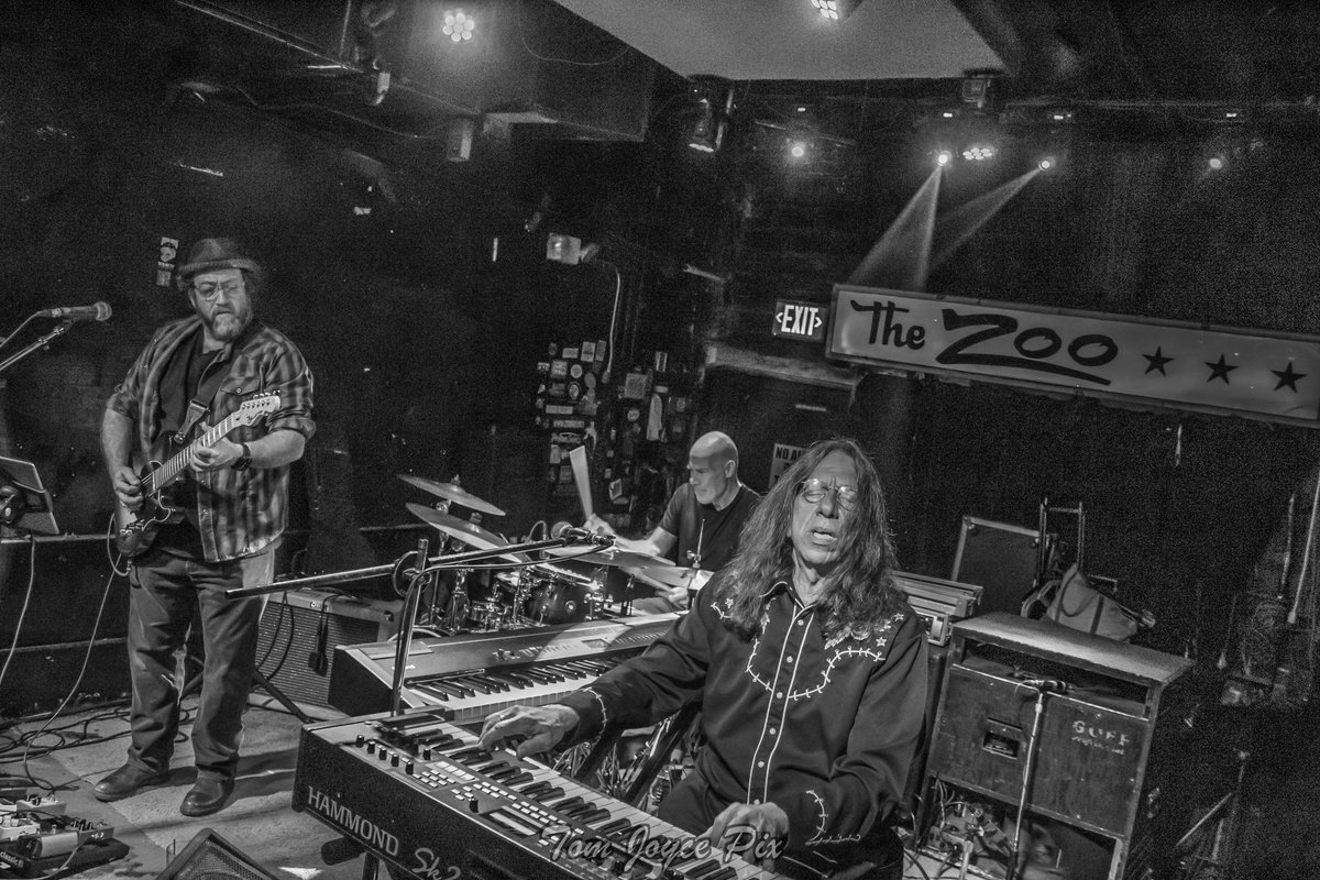 RosedaleTom's tweet photo. Bruce Katz Bandβ¦coming back to The Zoo with a new CD in April #brucekatzband #zoobar #keyboards #keyboardwizard #cigars @ZOOBARFESTIVAL @Brucekatzblues @FoundingMusic https://t.co/pdA4ZrFEl5