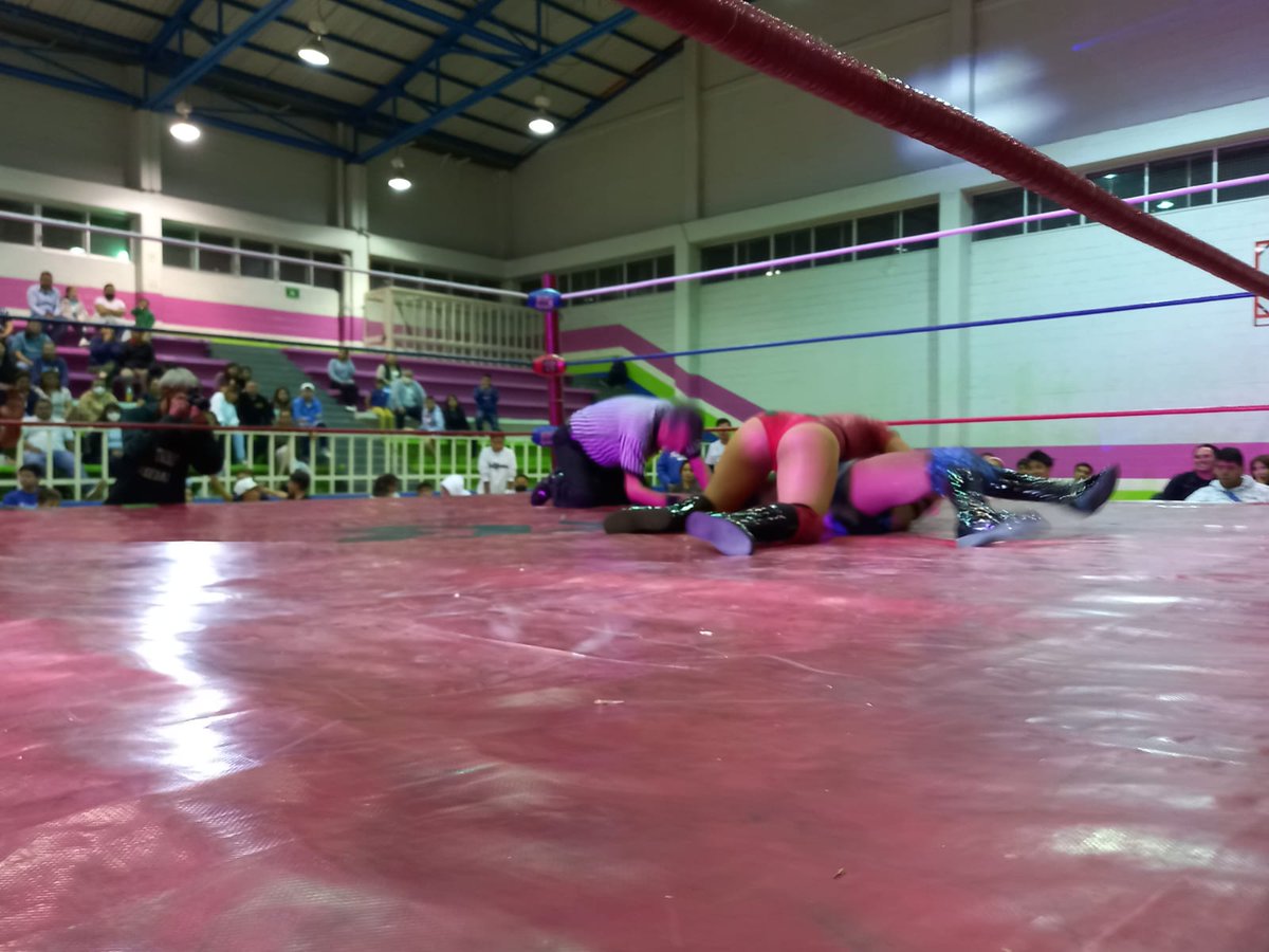 LaTijeraLucha's tweet photo. En buena lucha femenil presentada por #PleuSport, en #DeportivoPavon,la dupla técnica de #PrincesaAzul y #Maddy dieron cuenta de la dupla ruda y bien coordinada de #AeroQueen y #EspiaMaya,con #PromocionesTragedias,al final la juventud y agilidad de las jóvenes estetas... https://t.co/dJJOSGeOyK