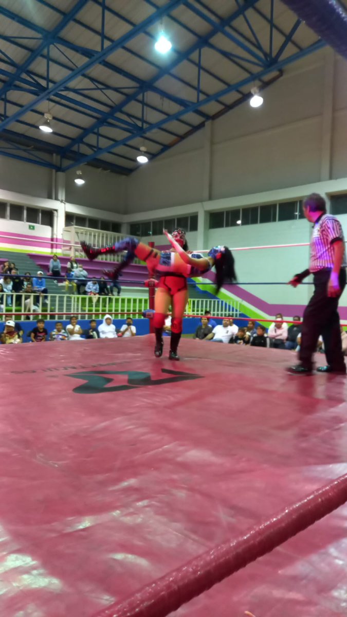 LaTijeraLucha's tweet photo. En buena lucha femenil presentada por #PleuSport, en #DeportivoPavon,la dupla técnica de #PrincesaAzul y #Maddy dieron cuenta de la dupla ruda y bien coordinada de #AeroQueen y #EspiaMaya,con #PromocionesTragedias,al final la juventud y agilidad de las jóvenes estetas... https://t.co/dJJOSGeOyK
