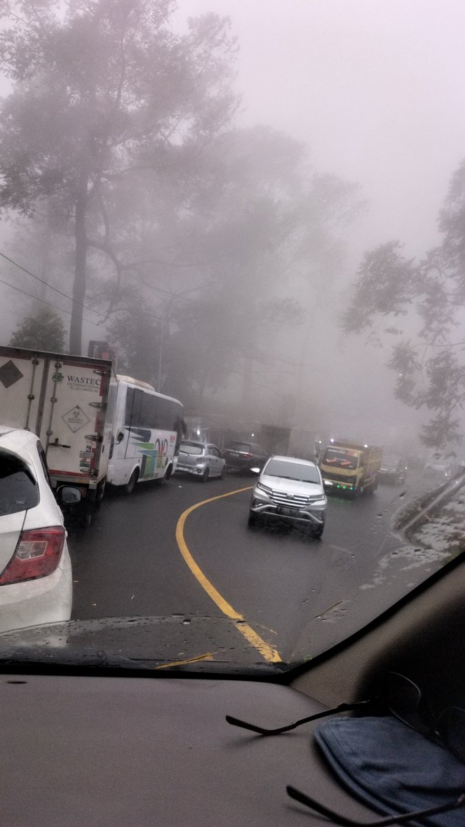 dwiputranto's tweet photo. Jalur puncak arah turun dari at'rawun menuju kebawah macet tdk bergerak hampir 3 jam 😭sistem buka tutup nya kaya gimana sih @RadioElshinta @TMCPoldaMetro https://t.co/apSQX3BIe0