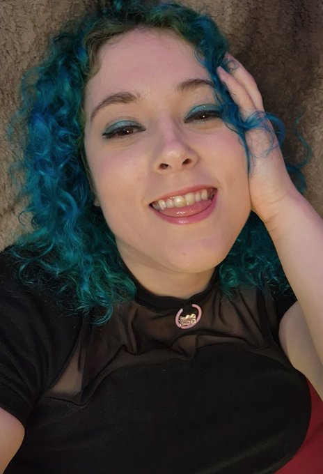 Hey cuties. I'm live 😘 https://t.co/hJhZDjxvuI https://t.co/UwQeGuy2Tj<a href="/tag/christmas"class="tags"><span>#christmas</span></a><a href="/tag/merryxmas"class="tags"><span>#merryxmas</span></a><a href="/tag/baddragon"class="tags"><span>#baddragon</span></a>