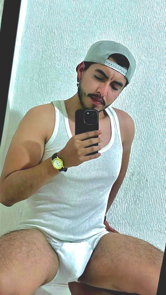 MrHunterEvil's tweet photo. Noches ! 💪😏#gorra #espejo #FotoHot #chacal #blanco #sexy #piernas #barbon #peludo #LGBTQIASunshine #bisexual #latinos #morenohot #bulto #activos #lgbt https://t.co/AfAXjJG0HO