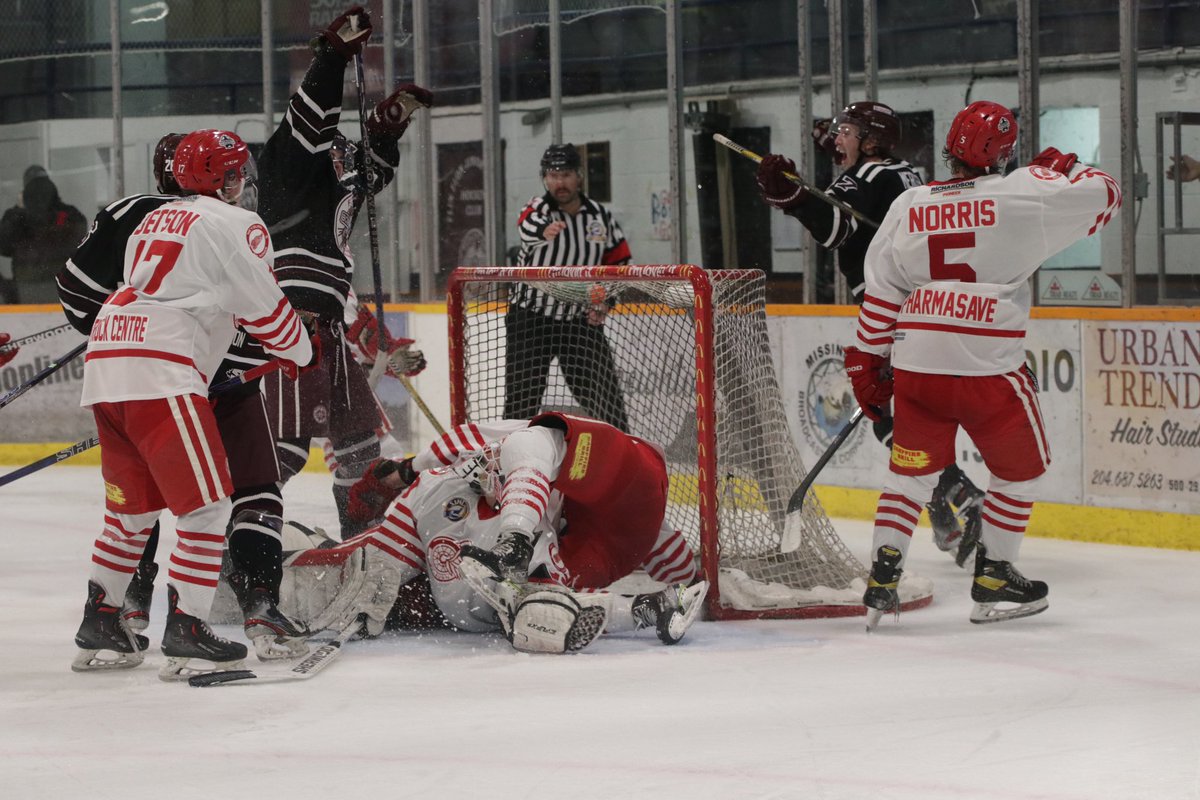 MrsKellyMJ's tweet photo. Final score Bombers (4) Red Wings (3) https://t.co/mxDkRNkcAg