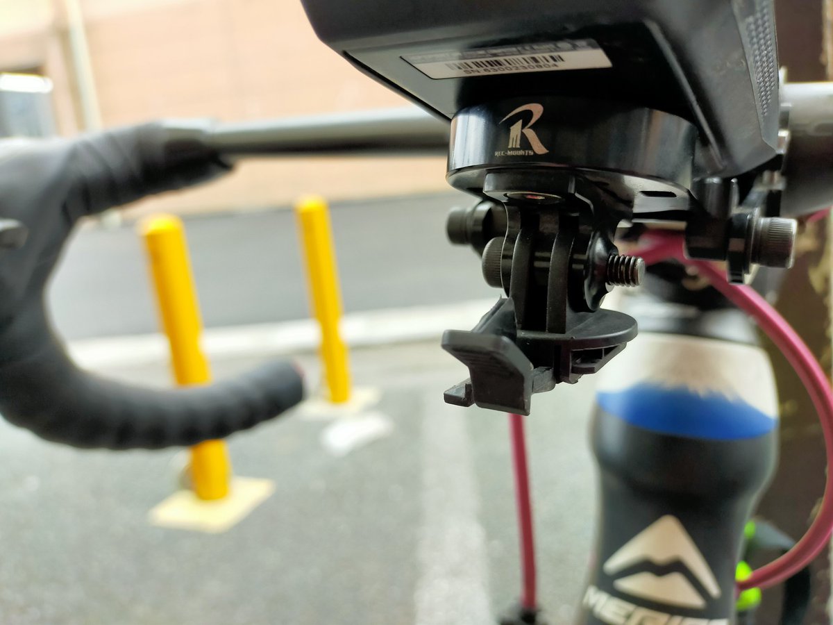 minuma_biker's tweet photo. 1ヶ月ほど脱落も無く安定稼働出来ていたのだけど
立て掛けてた状態で不注意で風に煽られて倒れた衝撃でマウントが破損😭
#ガシロン #Gaciron #V9S1000
本体重量とマウント強度か釣り合って無いのだろう、いよいよ新マウント用のレールに交換かな https://t.co/hQQdSwPBHk