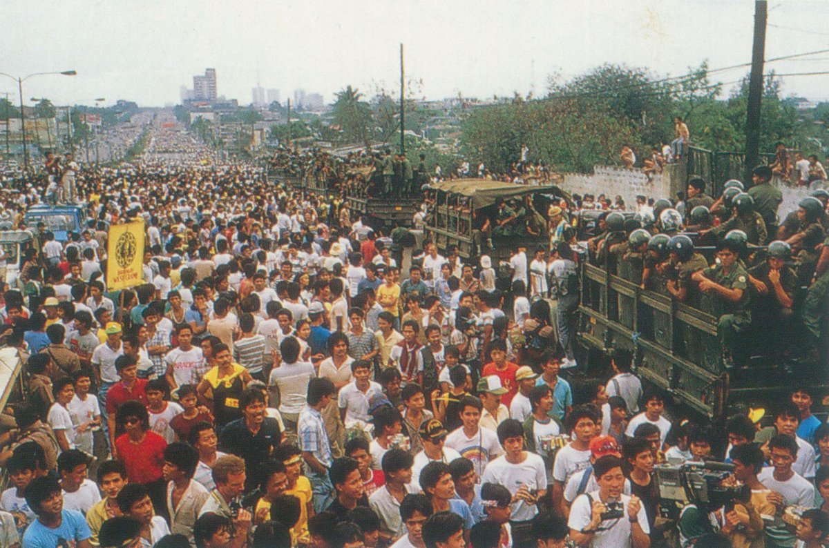 #TodayinHistory in 1986, #EDSA #PeoplePower Revolution succeeded. Ferdinand Marcos Sr. lost control of the military. At 10:45am, Cory Aquino took her oath as 11th #PH President. At 9:25pm, Marcos &amp; family left Malacañang &amp; fled to Hawaii. The world watched in awe. THREAD. #EDSA37