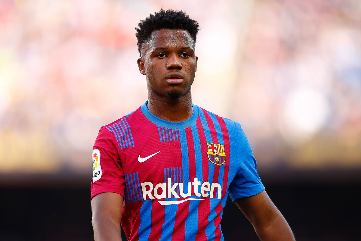 EMaisOficial's tweet photo. FUTEBOL: Ansu Fati sofreu uma nova lesão no joelho no treinamento do Barcelona nesta sexta-feira, 24. O clube informou que o tempo de recuperação do jogador vai depender do nível do problema. #Futebol #Barcelona #EsportesMais #EMaisOficial https://t.co/cwU2cxbyGZ