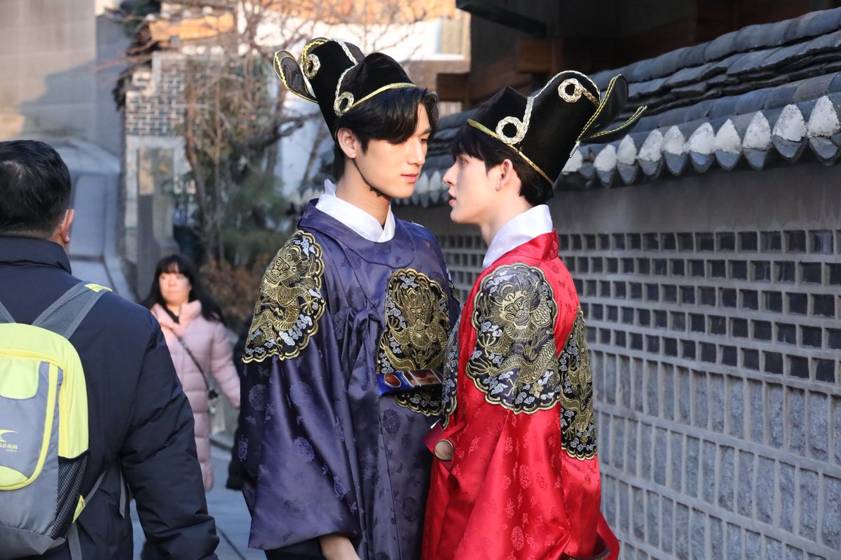 MosBank_KRfan's tweet photo. MosBank Behind Cut in Seoul!
link ⛓https://t.co/N5VCHFW7OZ
#MBTineParty #BDGinKorea #มอสแบงค์คู่รักนักหยุม #มอสแบงค์ #ม่องเบี้ยว #mosbank #모스뱅크 #Bigdragontheseries #มังกรกินใหญ่ #บอสของมอสแบงค์ #BossforMB https://t.co/FYXIMbSExo