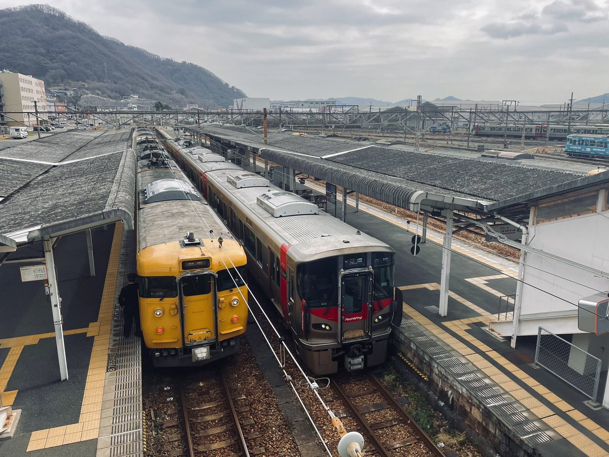 「国鉄車輌とJR車輌の並列。真新しかったこの光景ももう8年目なのだな。 」|24のイラスト