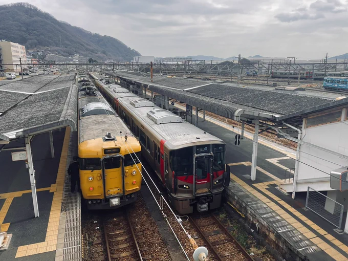 国鉄車輌とJR車輌の並列。真新しかったこの光景ももう8年目なのだな。 